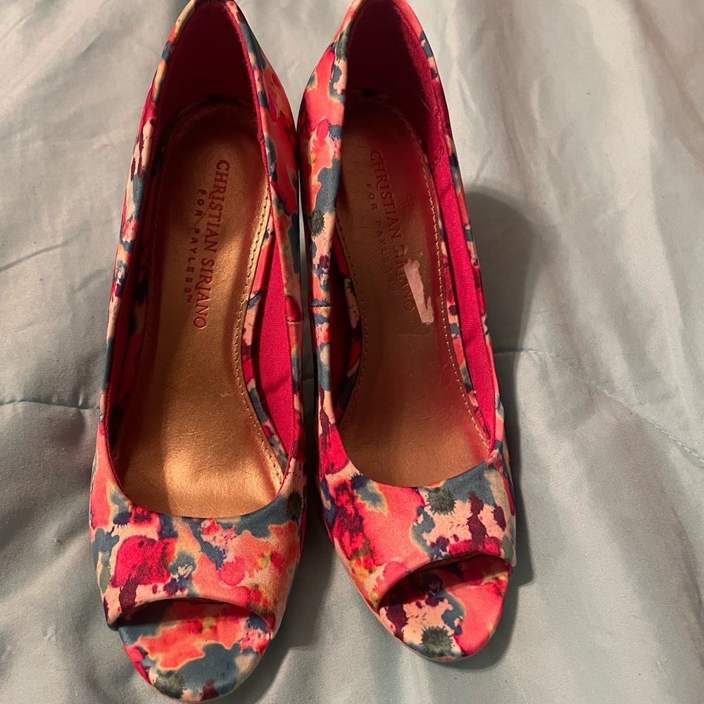 Floral peep toe pump